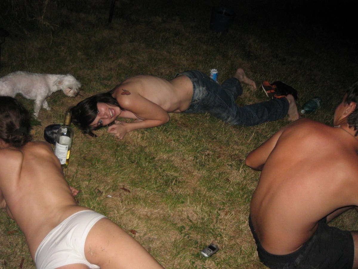 Голые пьяные бабы на природе