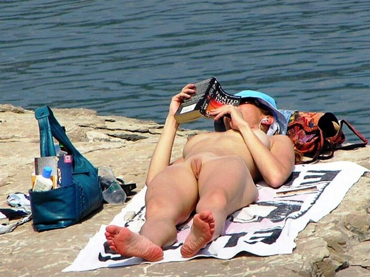 Голые ню на пляже в Лазаревском