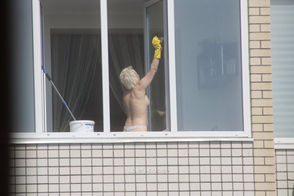 Голая женщина в окне напротив