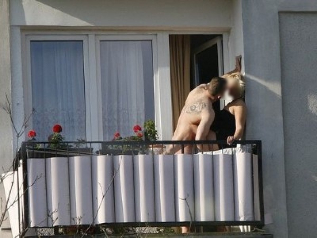 Парень подглядывал и дрочил