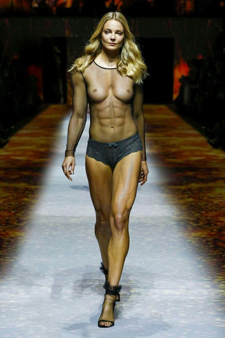 Голые девушки на подиуме показ женского белья (61 фото)