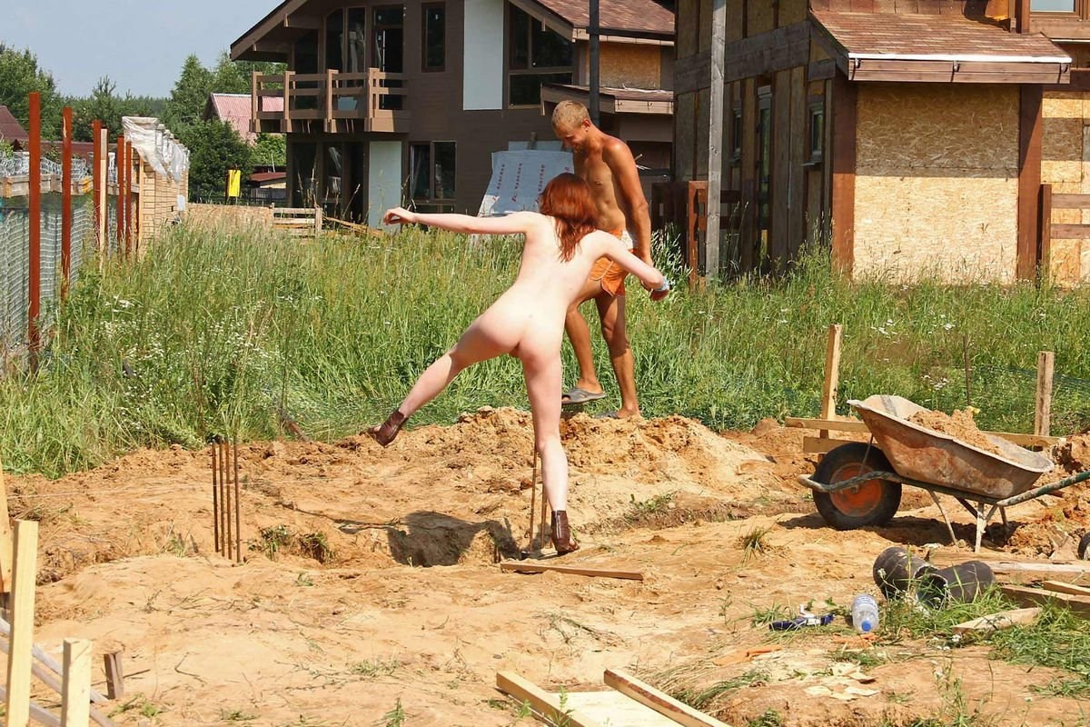 Голые взрослые женщины на огороде