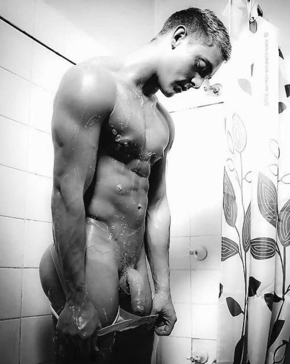 У парня встал член на массаже