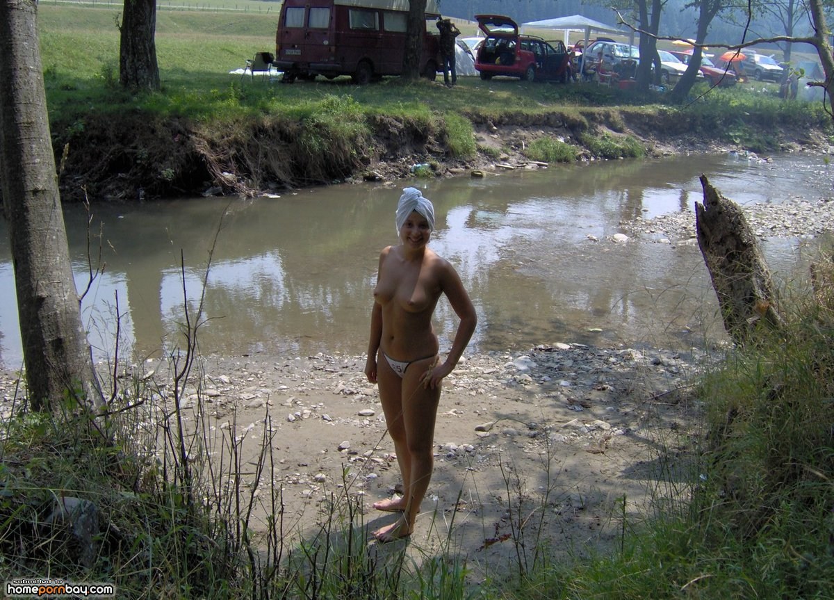 Женщина голая на природе загорает