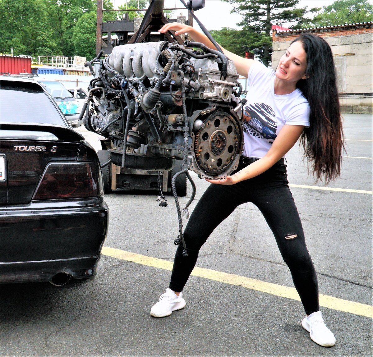 Девушка автомеханик Настя туман