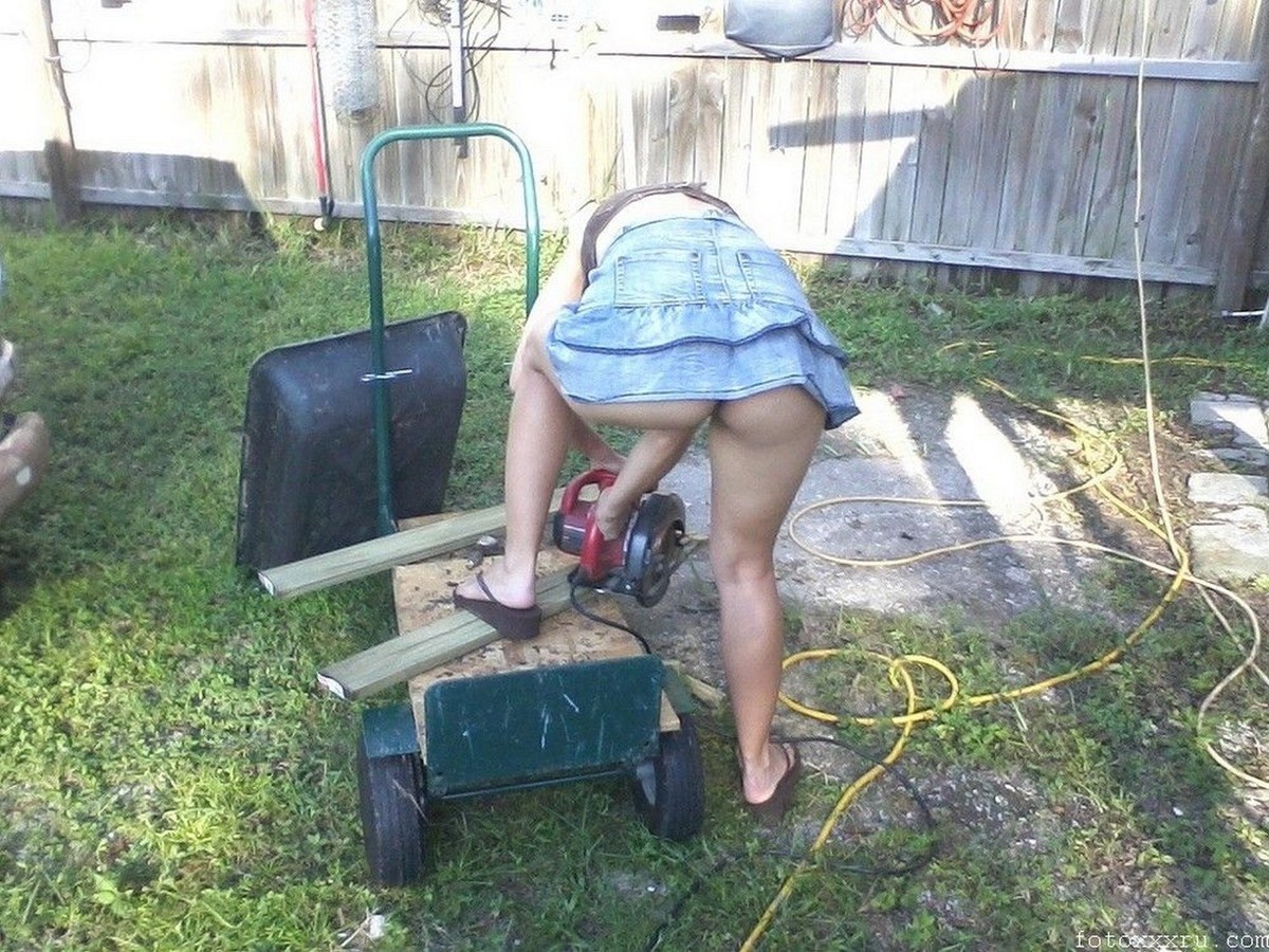 Голые попы женщин на даче