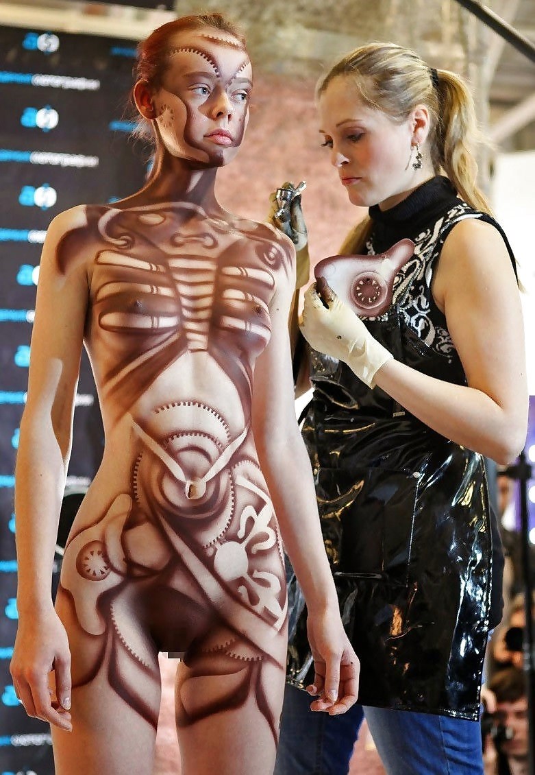 Голый бодиарт на выставке