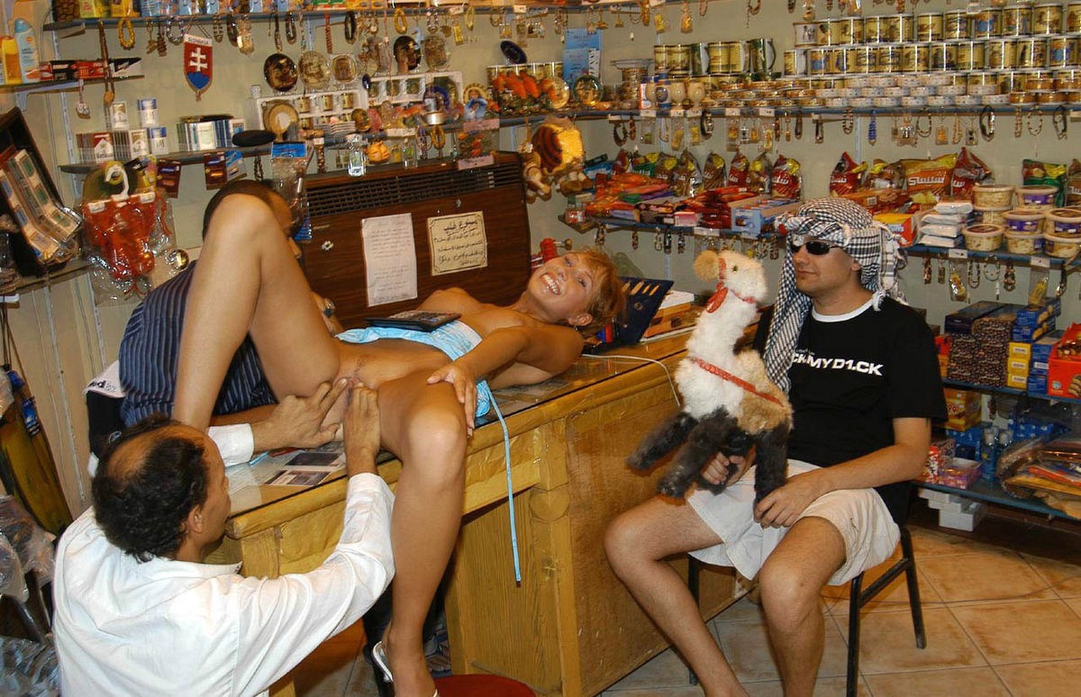 Ню в магазине с египтяниным