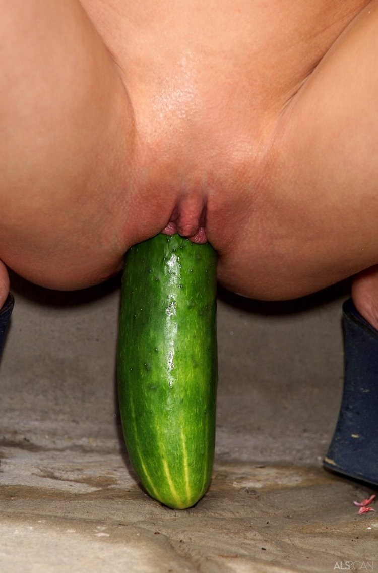 Мастурбация овощами и бутылками