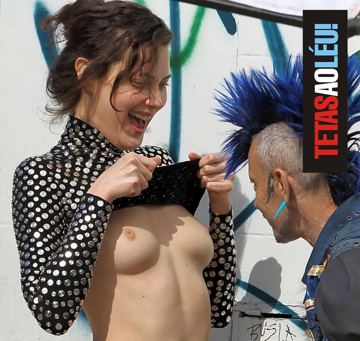 Оголила грудь на вечеринке