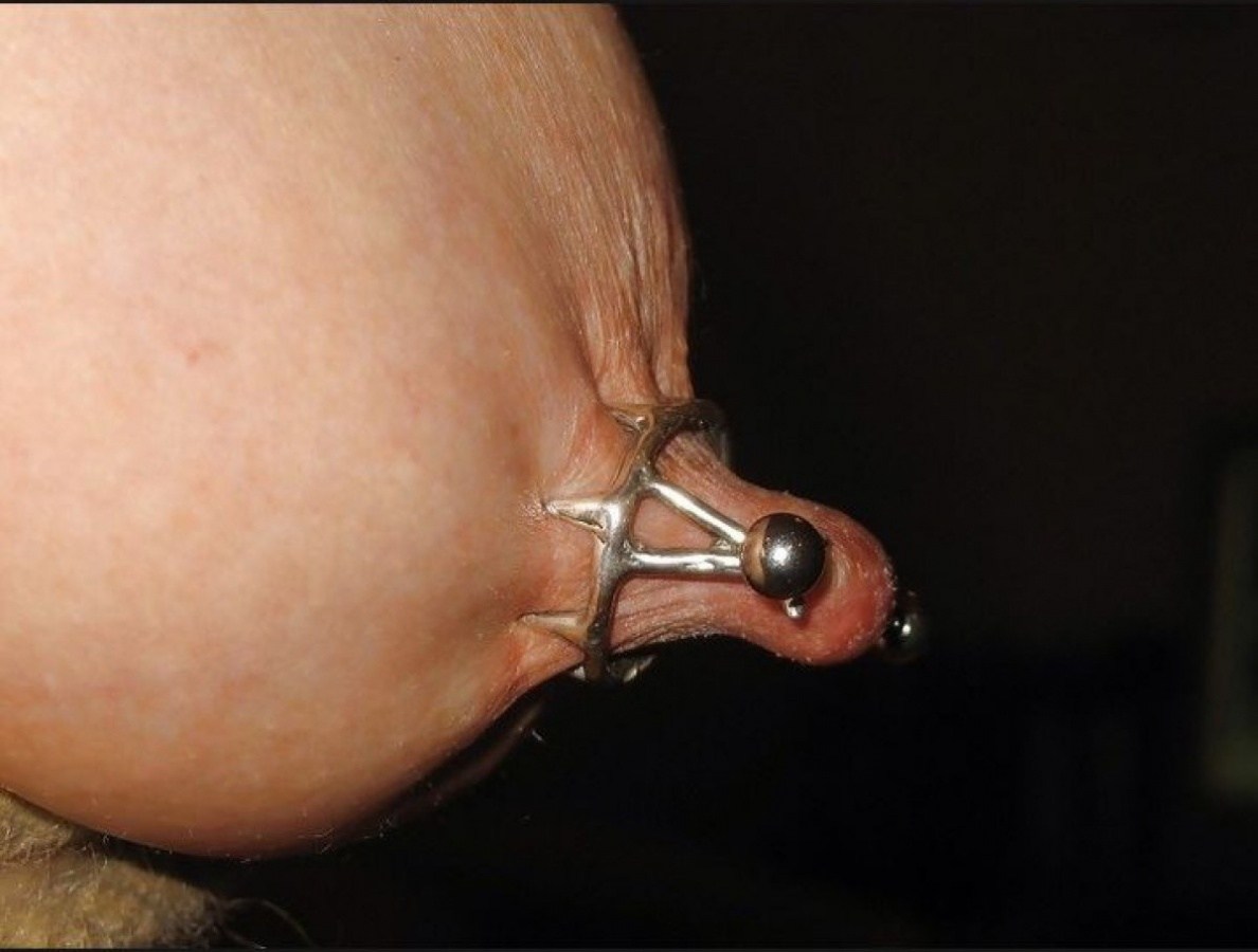 Растянутый пирсинг сосков