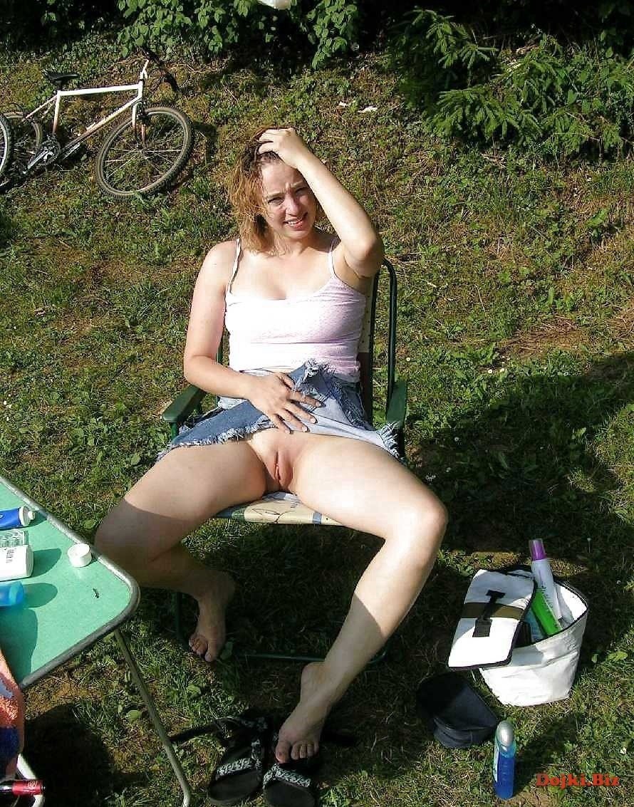 Женщины на даче без трусиков