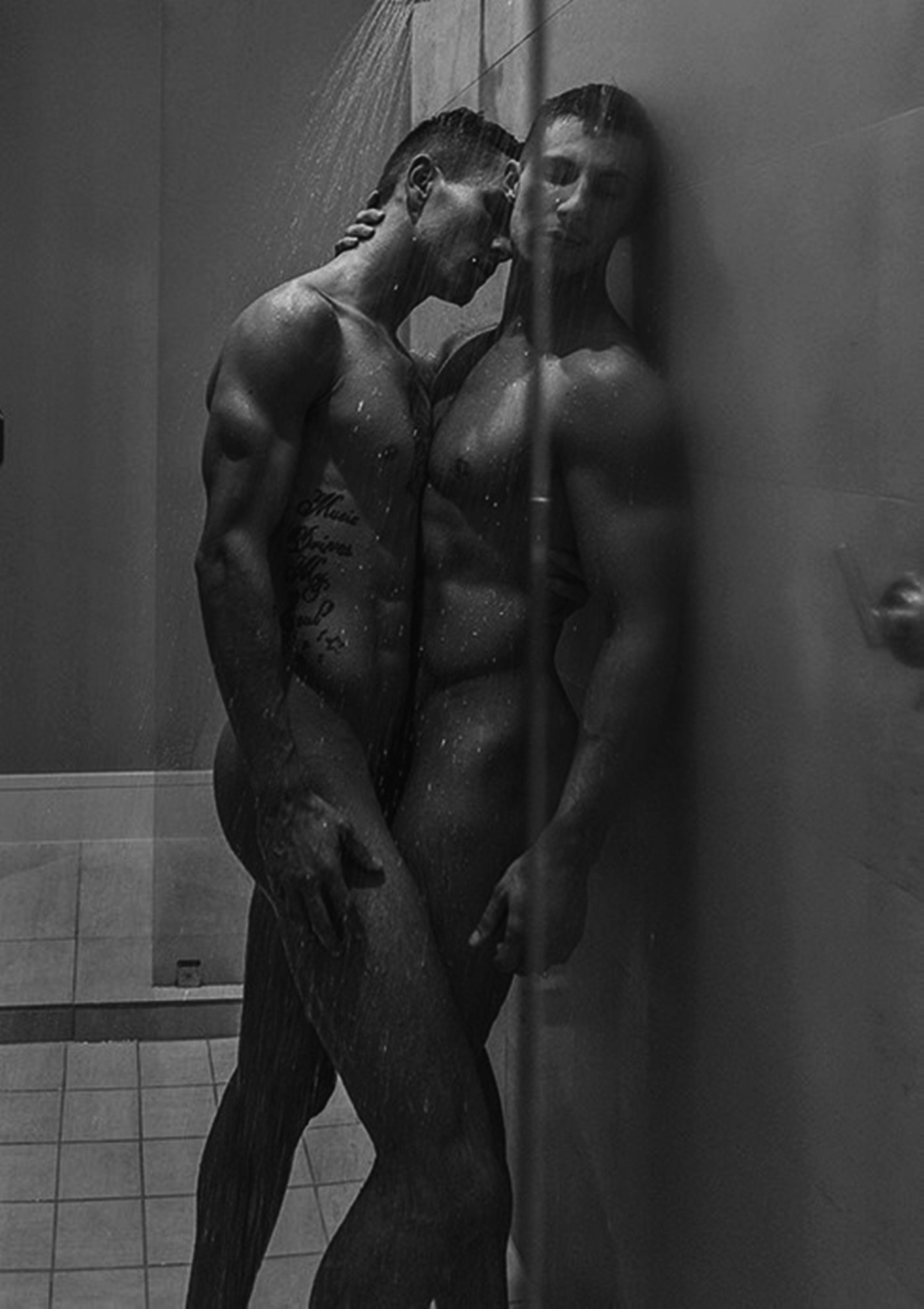 голые парни геи моются в душе фото 35
