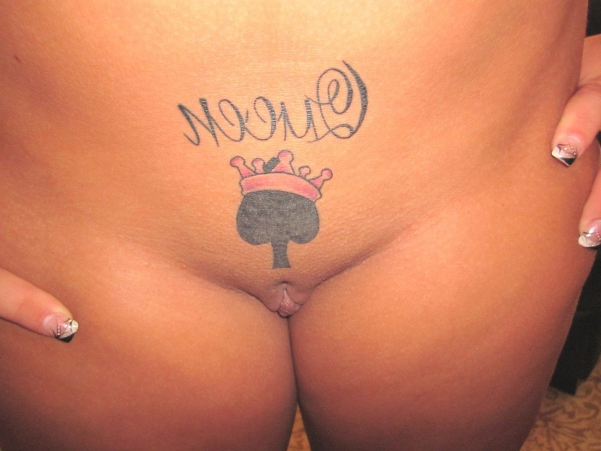 Порнозвезда с татуировкой на лобке