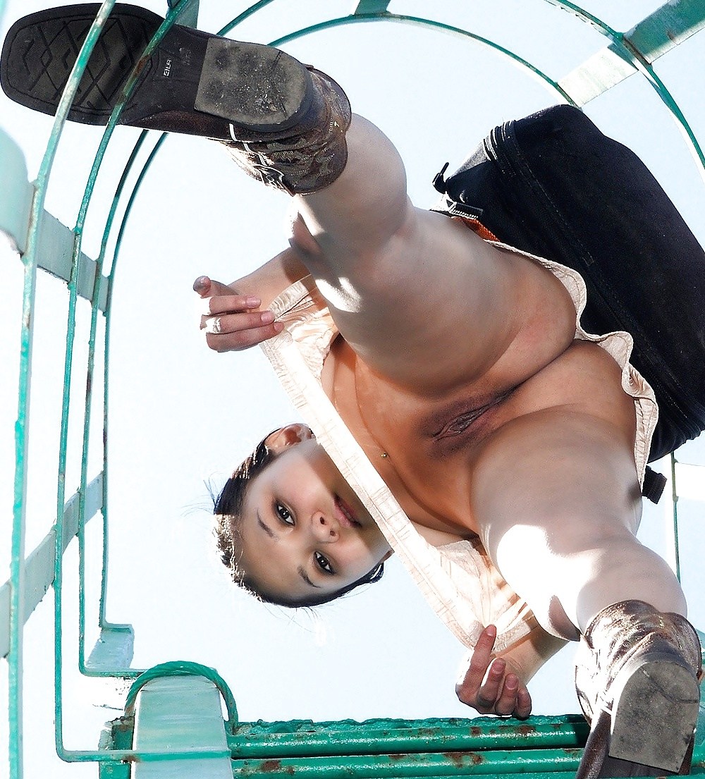 Сидит без трусов вид снизу