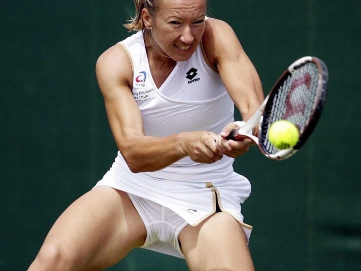 Толстушка на корте без трусов