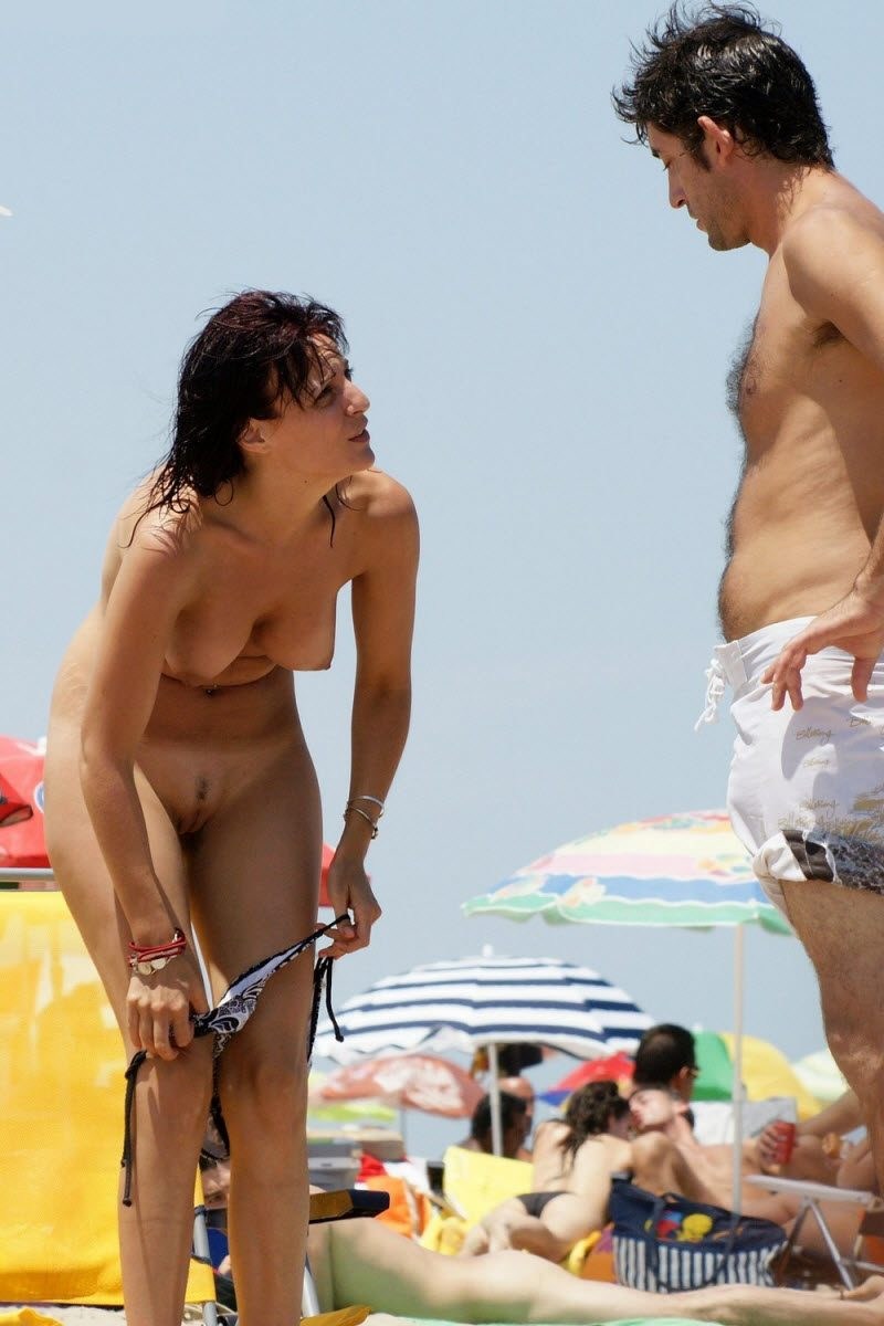 Девушки переодеваются на пляже