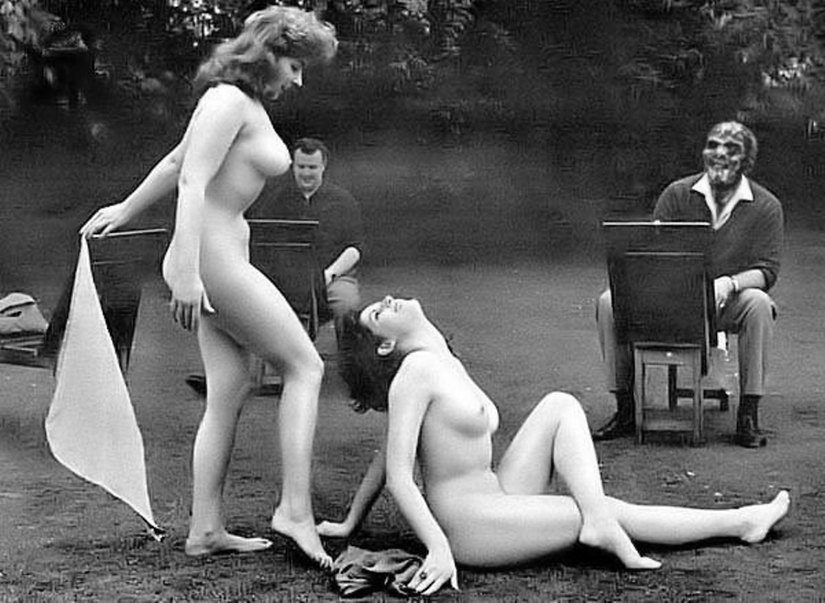 Голая позирует художнику