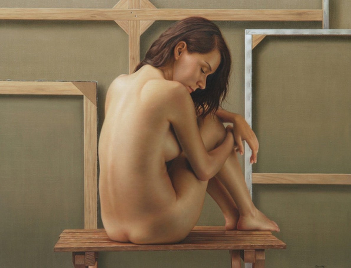 Натурщица позирует эротические фото