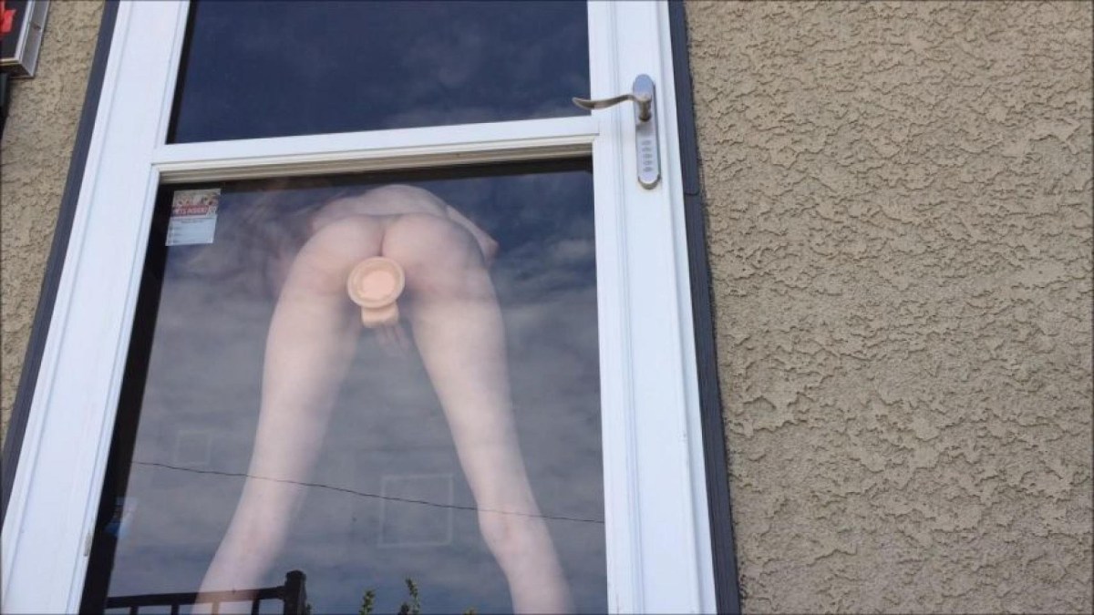 Девушка небольшая Window sexual