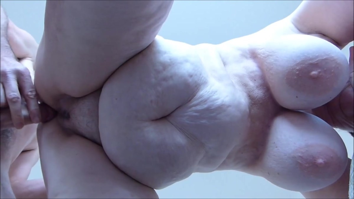 Огромная свисающая грудь