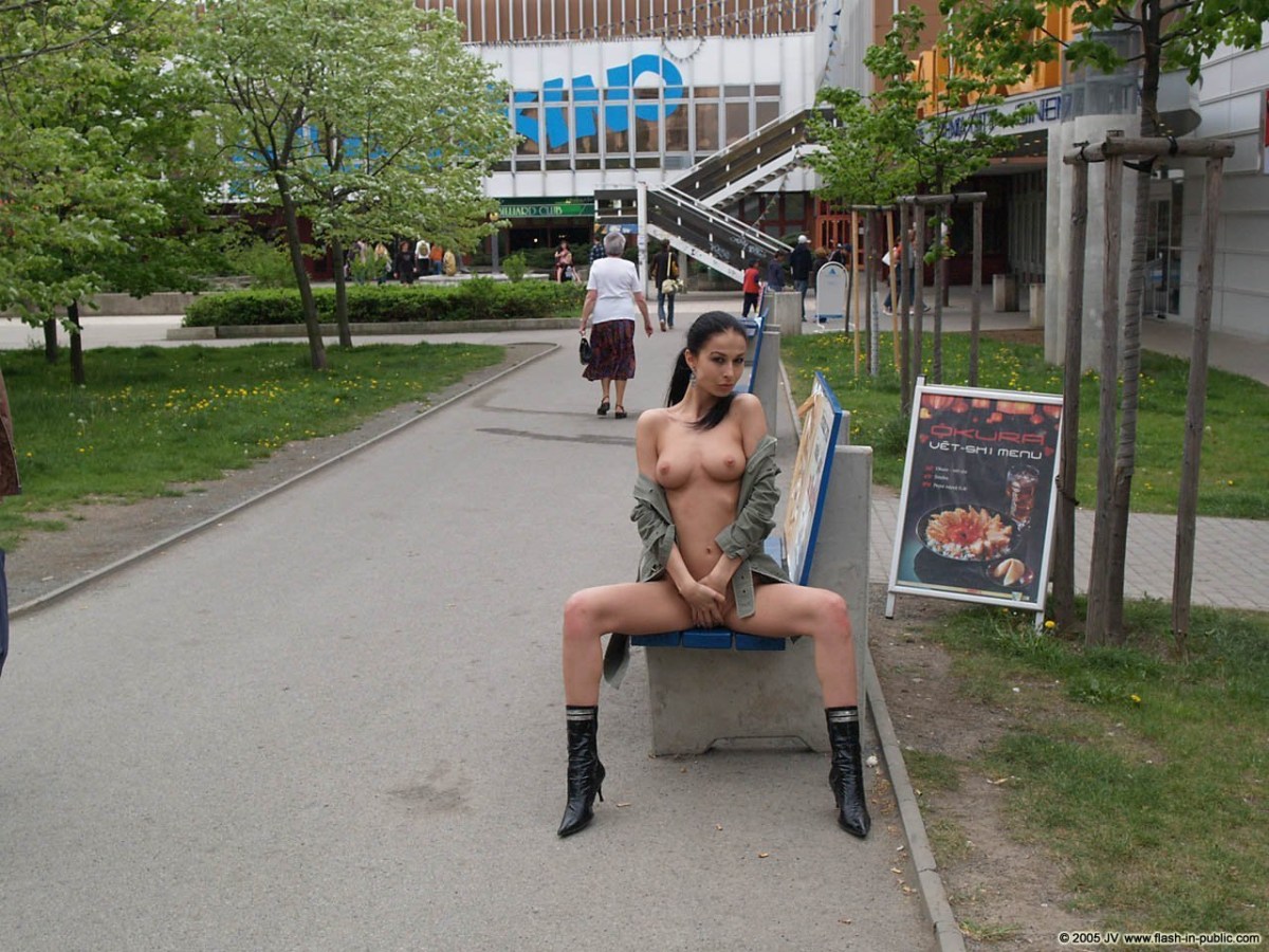 Девушки раздеваются на улице