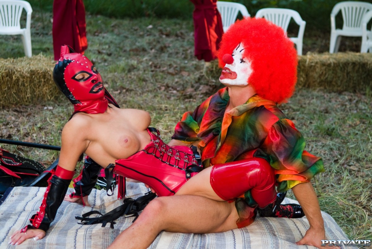 Клоун с большими сиськами
