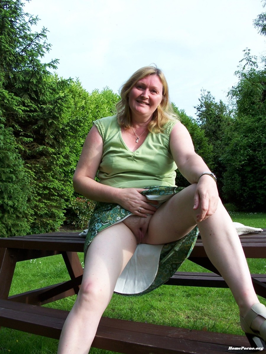 Взрослые женщины без трусиков