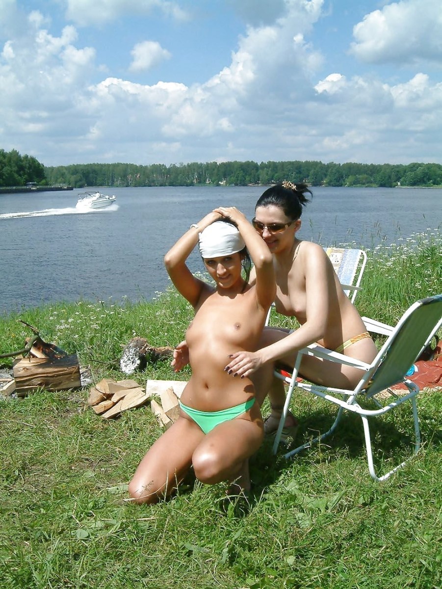 Голые на деревенском пляже