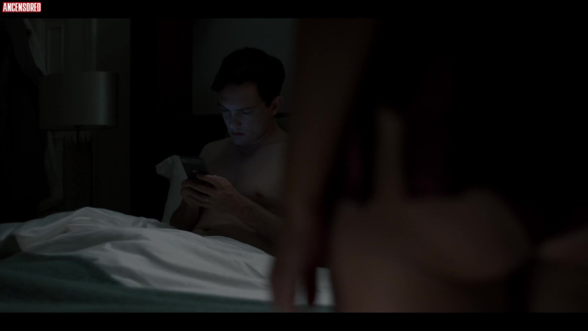 Ясмин Акрам грудь