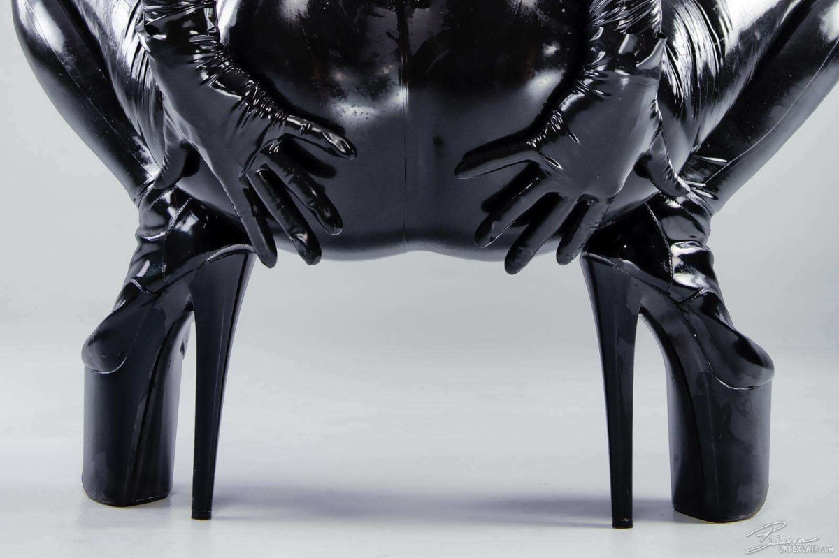 Девушка в кожаных штанах трах