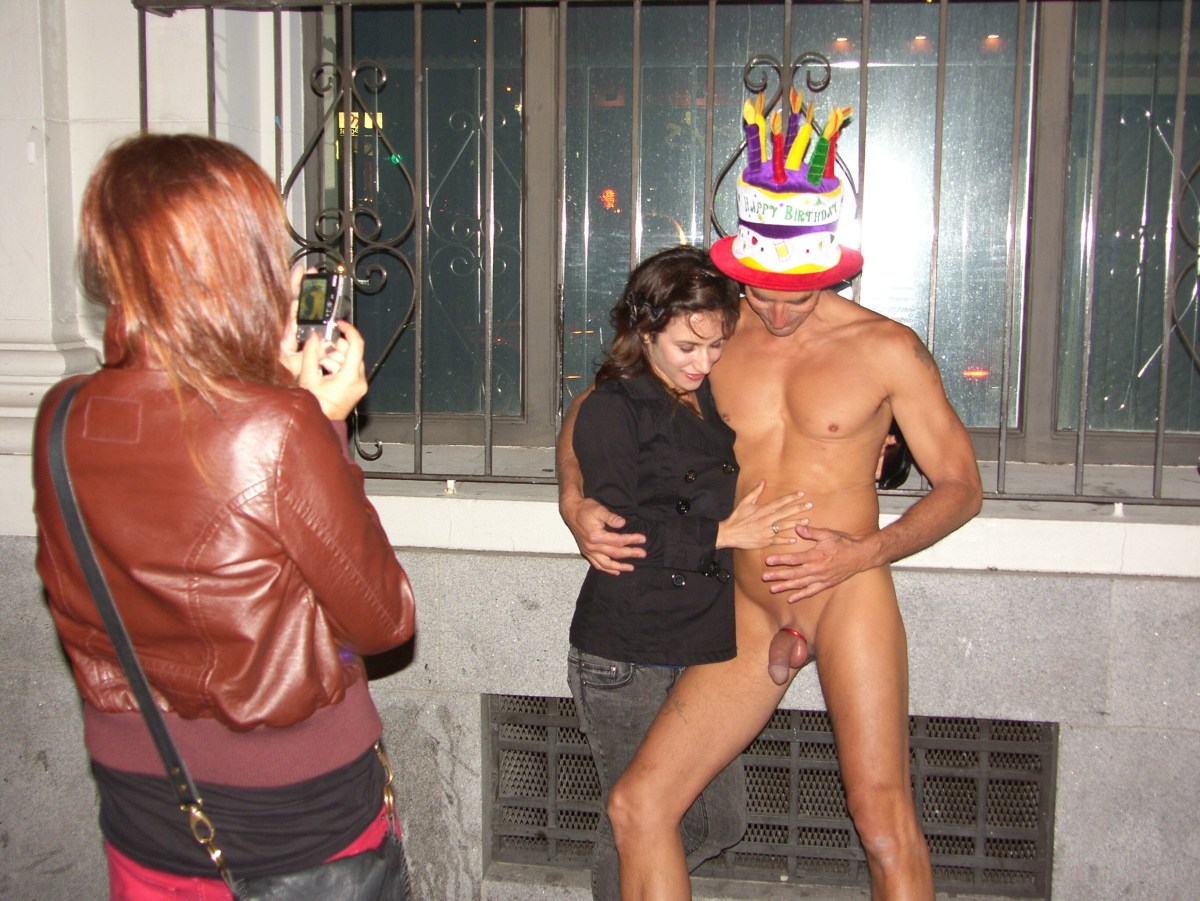 Голые женщины на улице перед парнями