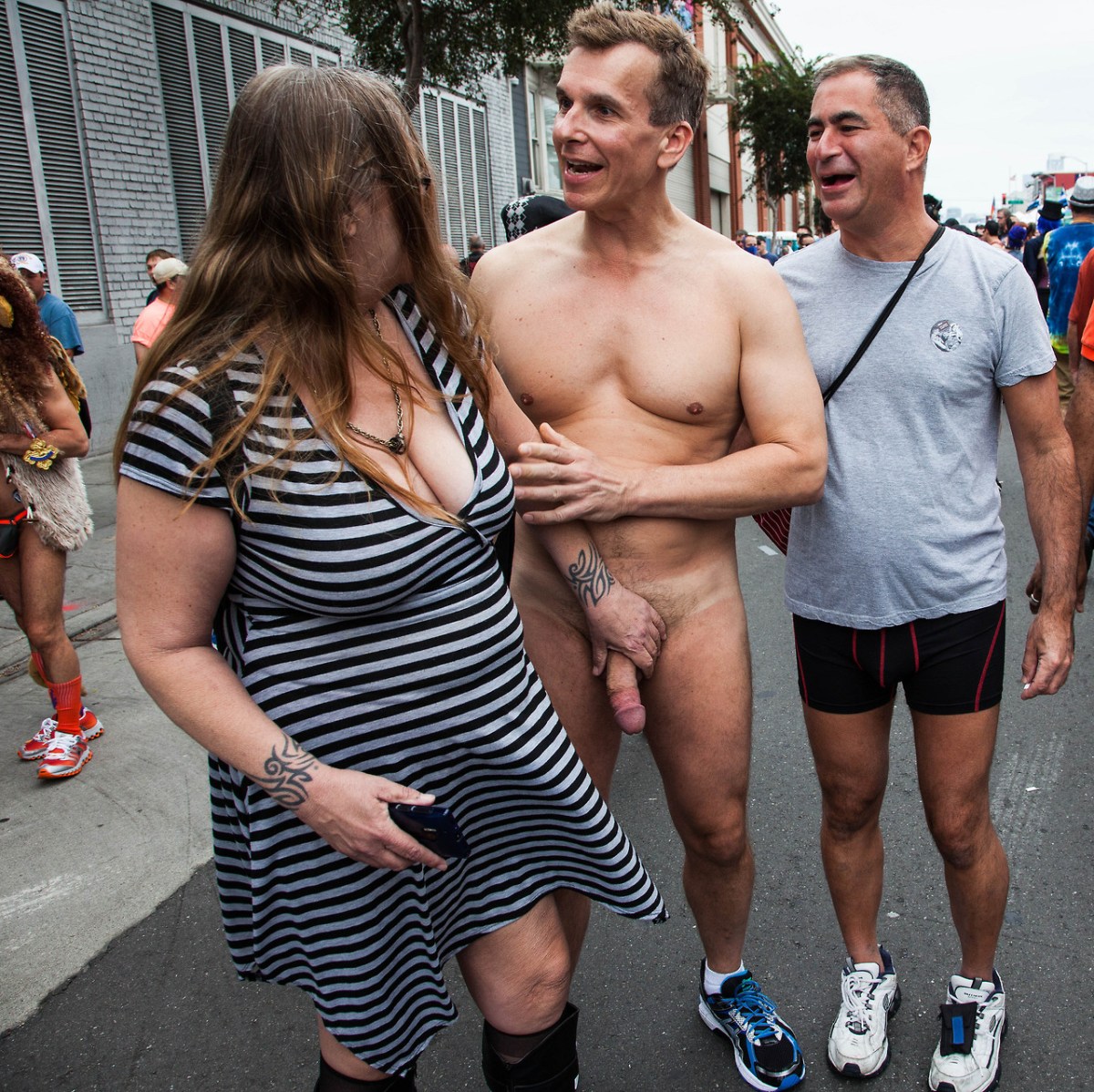 Голые мужчины одетые женщины