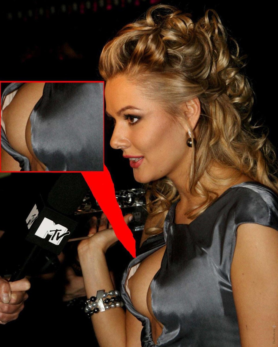 Знаменитости светят сиськами