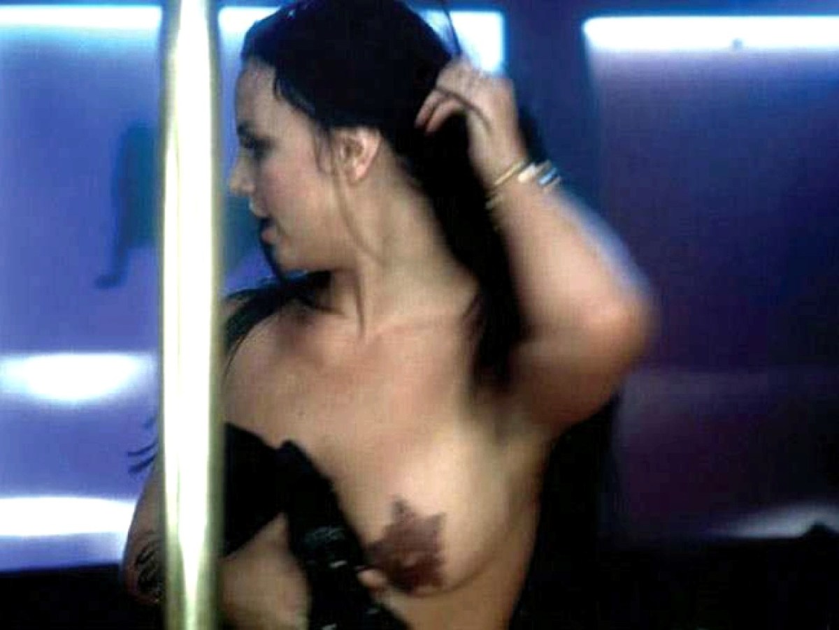 Памела Андерсон засветила грудь в машине