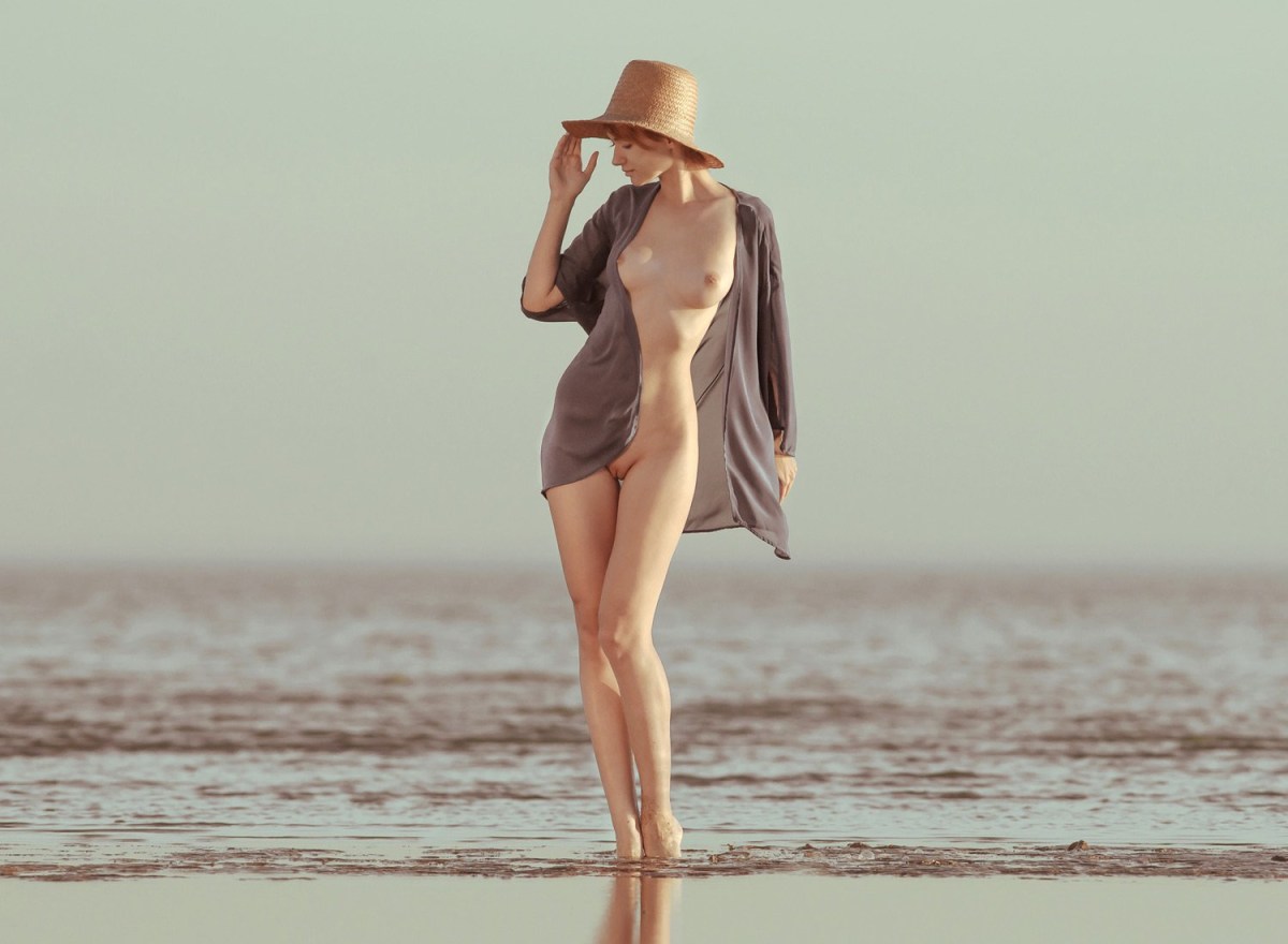 Пляж ню девушки в шляпках