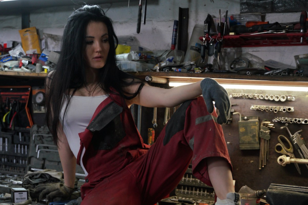 Девушка автомеханик Настя туман