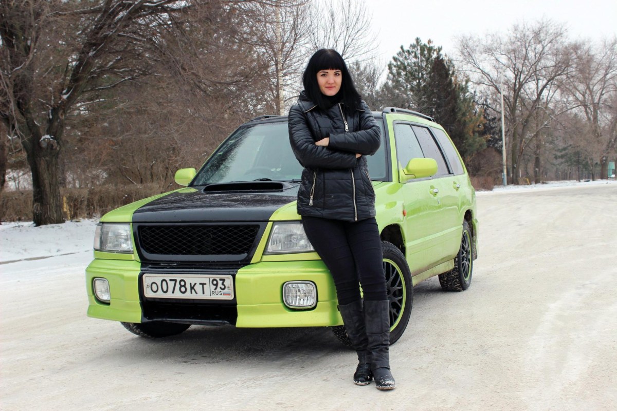 Девушки толкают шестерку