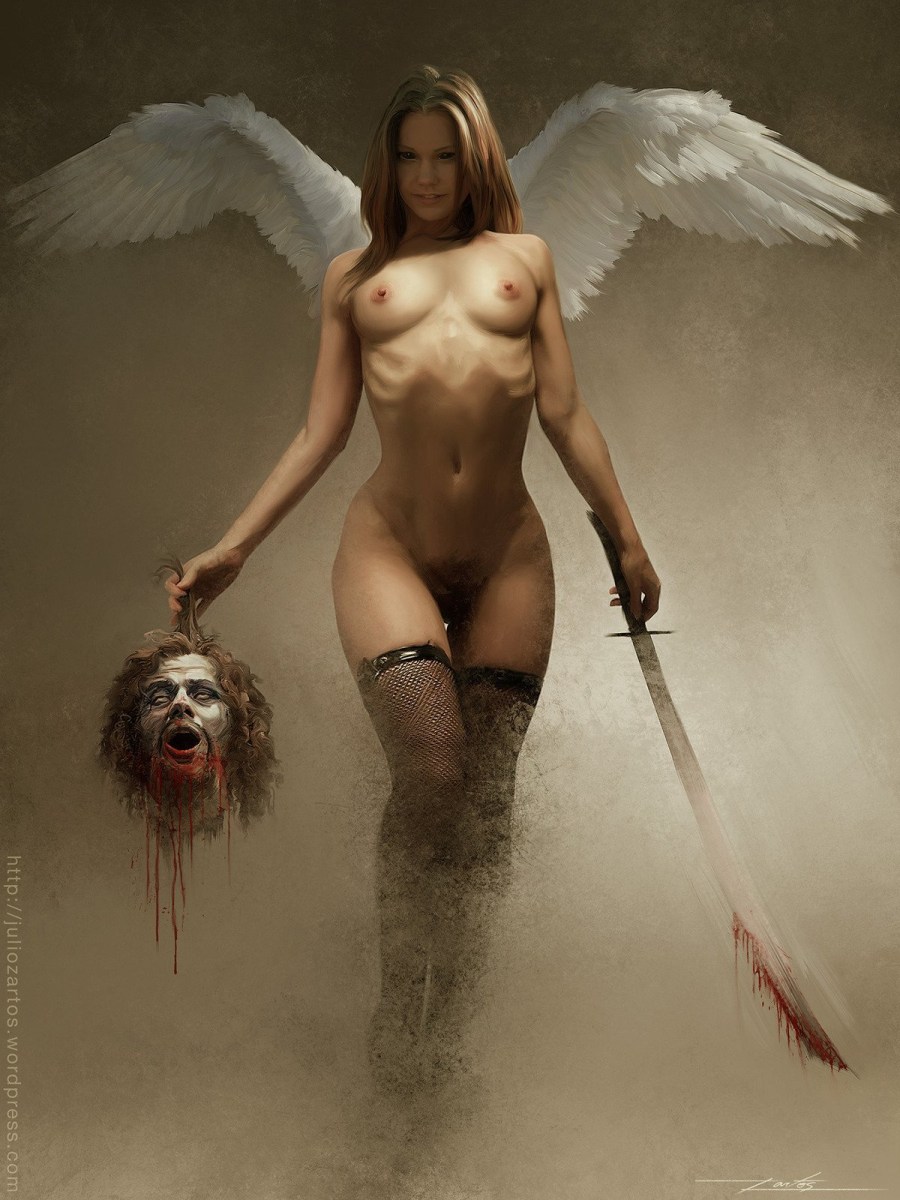 Голая блондинка с крыльями