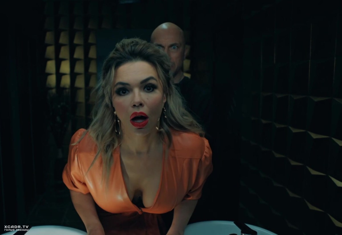 Карина Зверева в шоу однажды в России