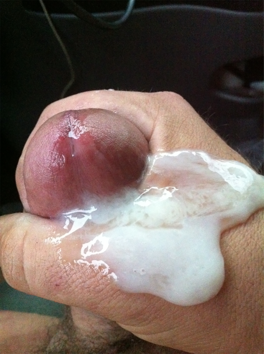 Парень кончает в ладонь