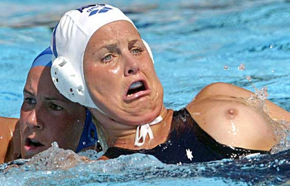 Девушки в спортзале без трусиков