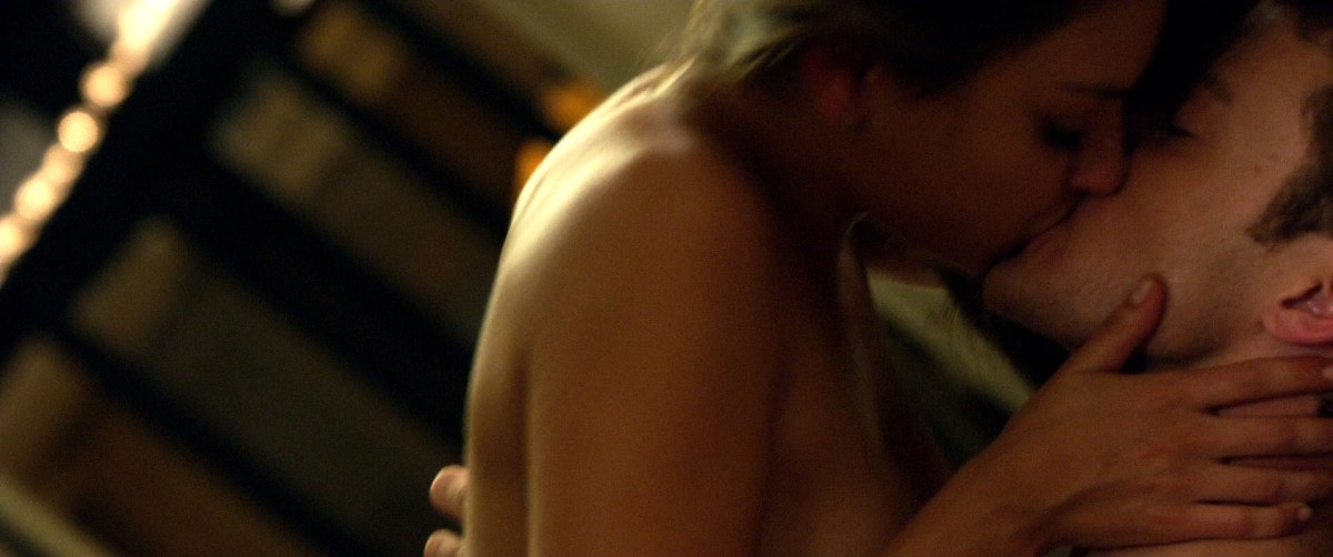 Мила Кунис голая в фильме