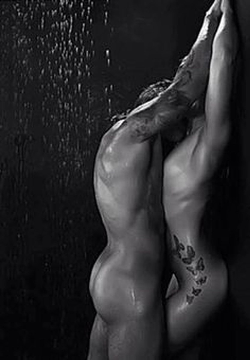 Голая грудь на стеклянном столе