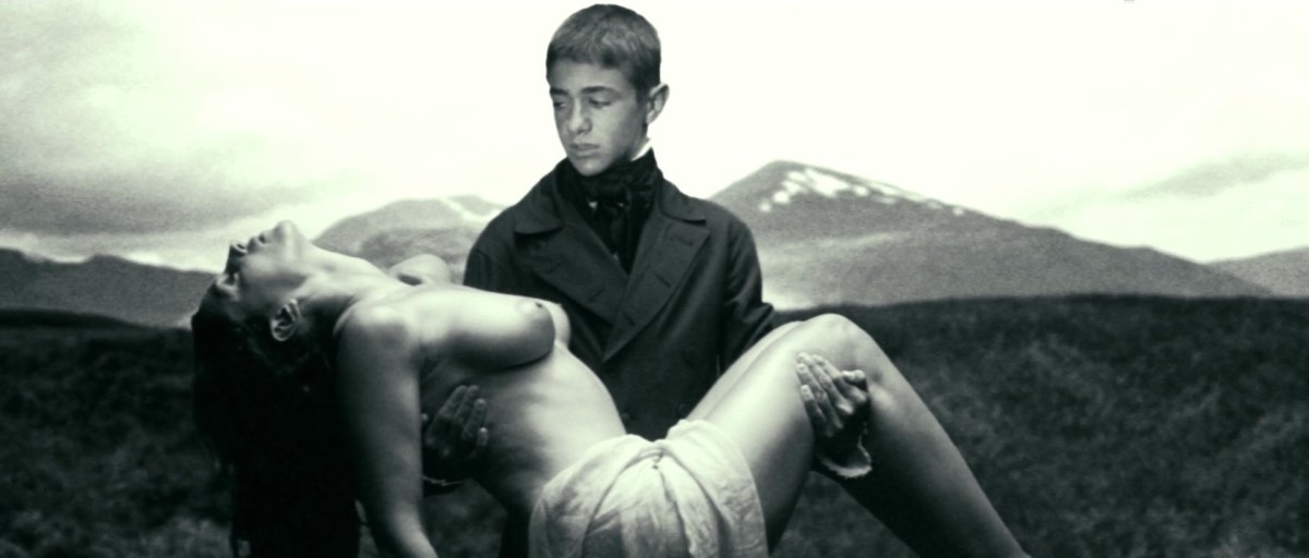 Полностью голая Моника Беллуччи в фильме «Малена», 2000