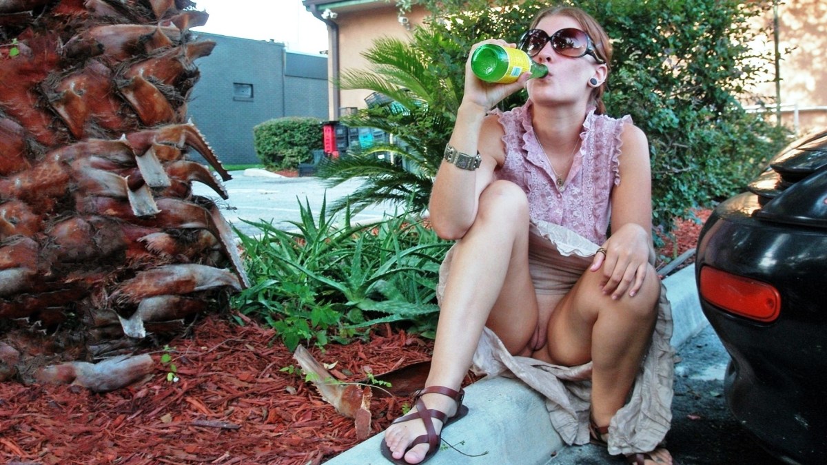 Дамы вагороде без трусов