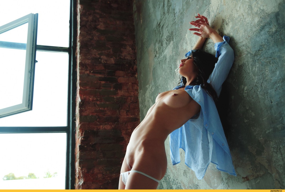 Девушка граффити на кирпичной стене обнаженка