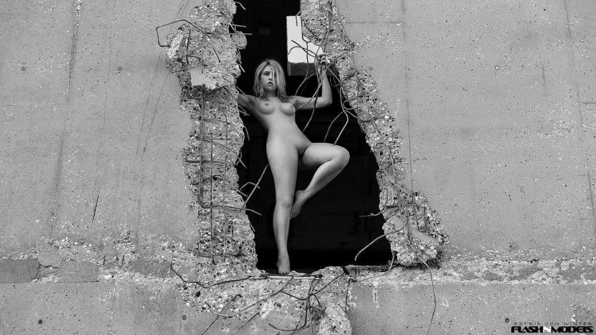 Красивые девушки топлесс в джинсах