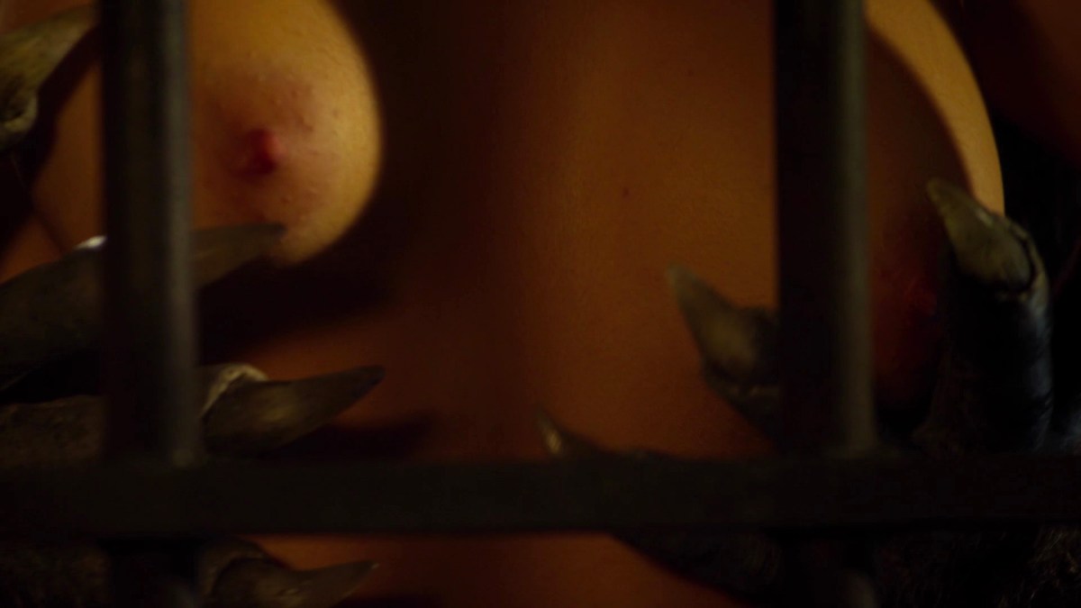 Сара Линд грудь