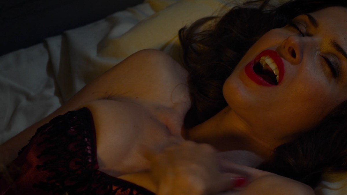 Сара Линд грудь